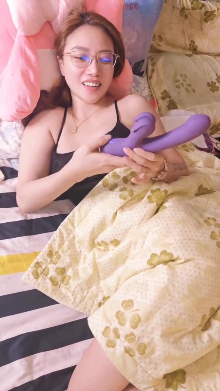 Em rau nừng lồn thèm cặc khoe hàng